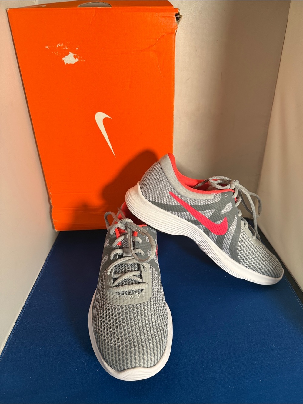 Nike Youth Gray & Pink Lightweight Running Sneakers size 6Y